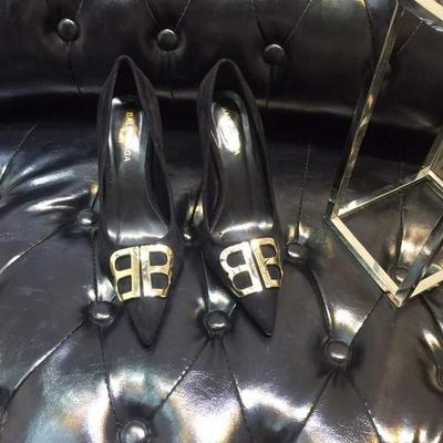 Balenciaga巴黎世家 最新推出上脚超有女人味的一款批发