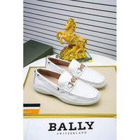 BALLY巴利-T台走秀款单调色彩配以简单大方的外型是今夏流行趋