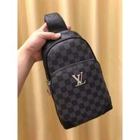 LV Louis Vuitton 路易威登 V家款新款v胸包采用专柜面料配头层牛皮