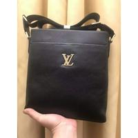 LV Louis Vuitton 路易威登  V家最新挎包 皮质柔软款式简单
