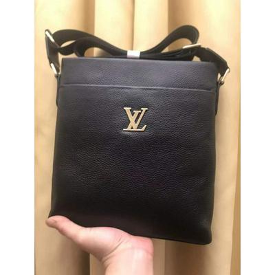 LV Louis Vuitton 路易威登  V家最新挎包 皮质柔软款式简单批发