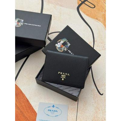 Prada 普拉达 同色大字母系列女士短夹批发