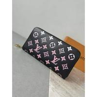 LV Louis Vuitton 路易威登 钱包采用蓬松小羊皮制成